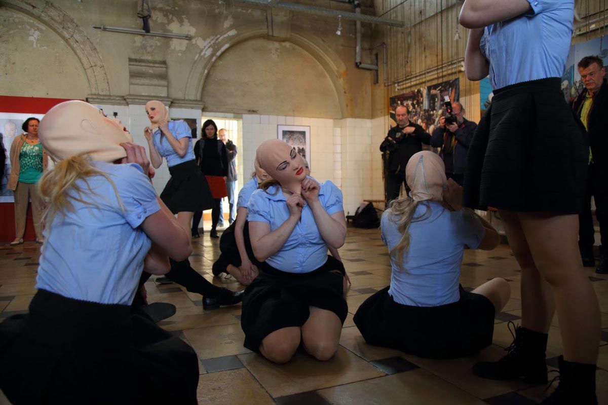 „Ausstellungseröffnung Olaf Martens“ | 2016 (Foto: Uwe E. Nimmrichter)
